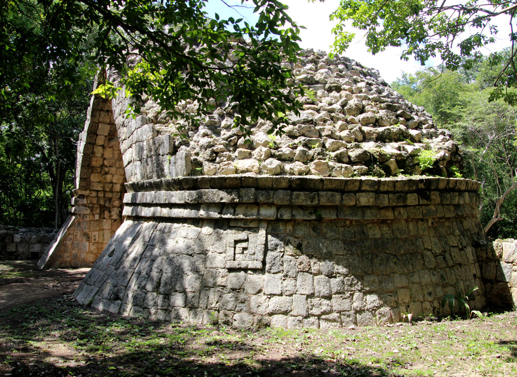 Stone arch to Chichén Viejo